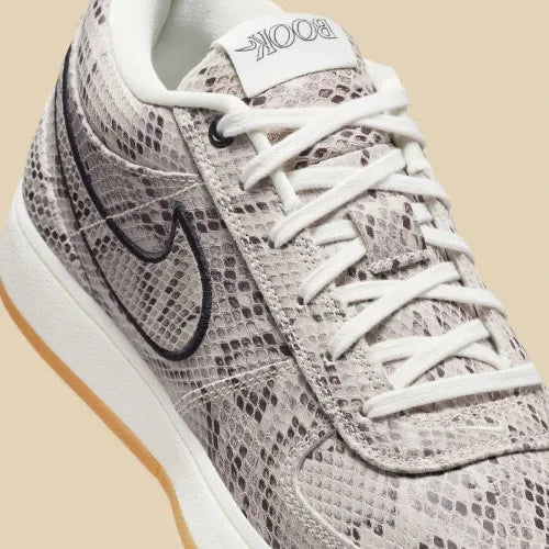 Nike Book 1 Python à silhouette basse, avec tige multicouche aux empiècements texturés effet serpent, amorti Zoom Air au talon et semelle extérieure adhérente.