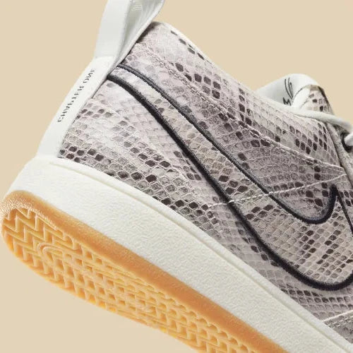 Nike Book 1 Python à silhouette basse, avec tige multicouche aux empiècements texturés effet serpent, amorti Zoom Air au talon et semelle extérieure adhérente.