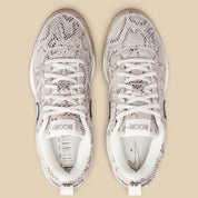 Nike Book 1 Python à silhouette basse, avec tige multicouche aux empiècements texturés effet serpent, amorti Zoom Air au talon et semelle extérieure adhérente.