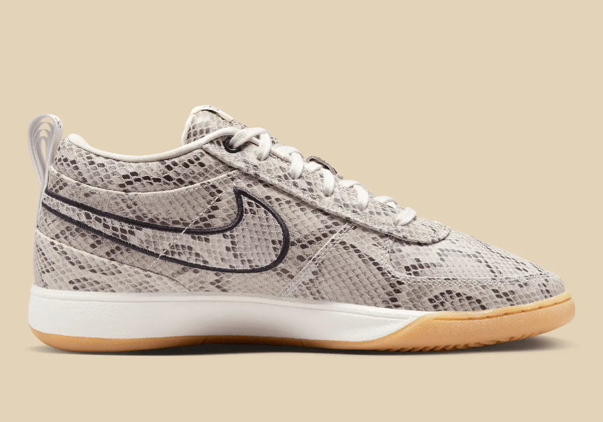 Nike Book 1 Python à silhouette basse, avec tige multicouche aux empiècements texturés effet serpent, amorti Zoom Air au talon et semelle extérieure adhérente.