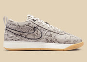 Nike Book 1 Python à silhouette basse, avec tige multicouche aux empiècements texturés effet serpent, amorti Zoom Air au talon et semelle extérieure adhérente.