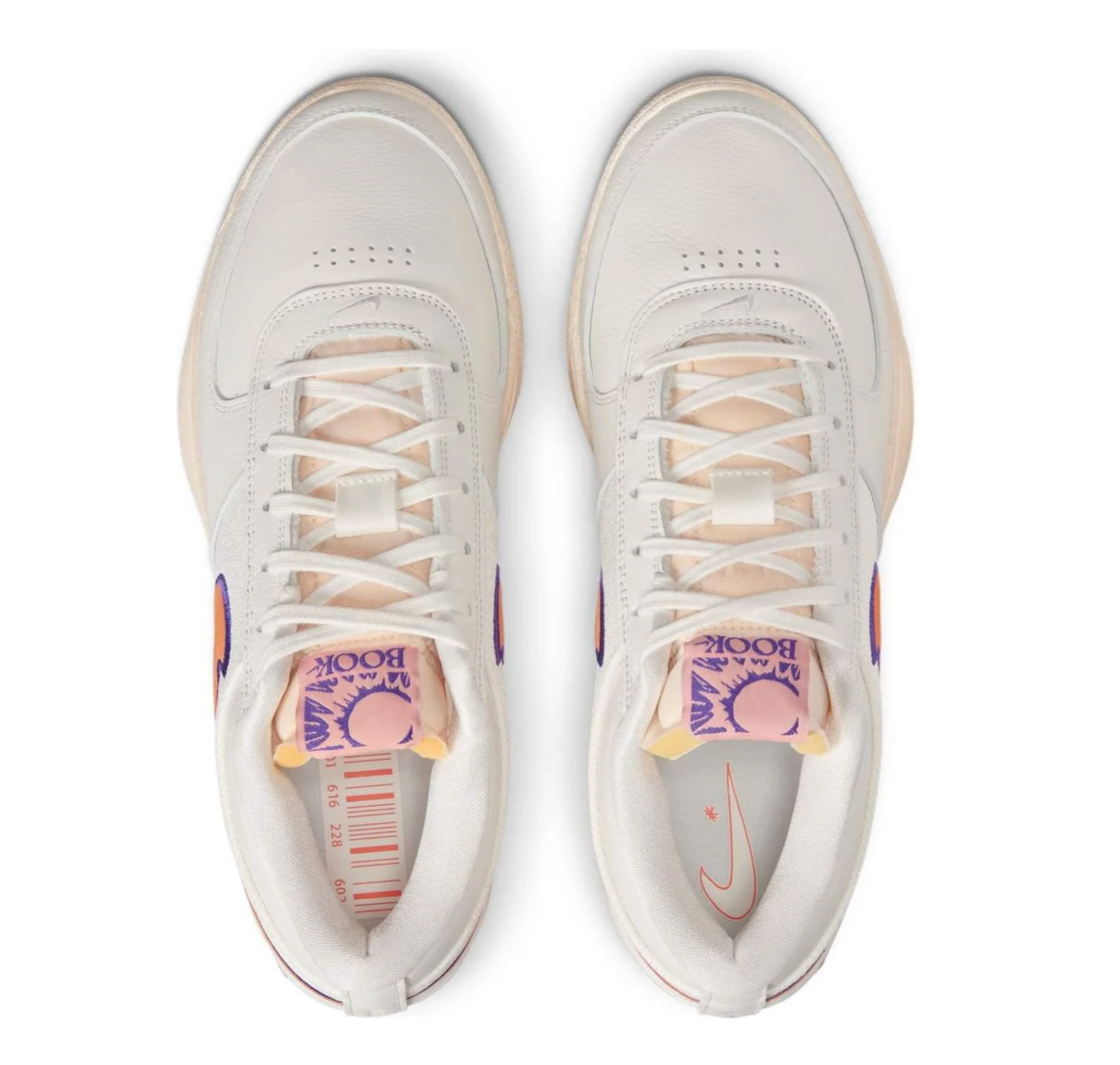Nike Book 1 Valley à silhouette basse, avec tige textile multicouche aux tons inspirés de Phoenix, amorti Zoom Air et semelle extérieure en caoutchouc adhérente.