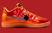 Nike Book 2 LX All-Star Warning Label avec tige en matières premium et textile technique, détails graphiques Warning Label et semelle extérieure à traction multidirectionnelle.