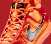Nike Book 2 LX All-Star Warning Label avec tige en matières premium et textile technique, détails graphiques Warning Label et semelle extérieure à traction multidirectionnelle.