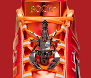 Nike Book 2 LX All-Star Warning Label avec tige en matières premium et textile technique, détails graphiques Warning Label et semelle extérieure à traction multidirectionnelle.