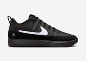 Nike Book 2 Fragment avec tige en textile technique respirant, renforts synthétiques, détails collaboratifs Fragment Design et semelle extérieure à traction multidirectionnelle.