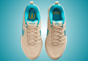 Nike Book 2 Sedona McDonald's avec tige en textile technique, renforts synthétiques, détails colorés inspirés du thème Sedona McDonald's et semelle extérieure à traction multidirectionnelle.