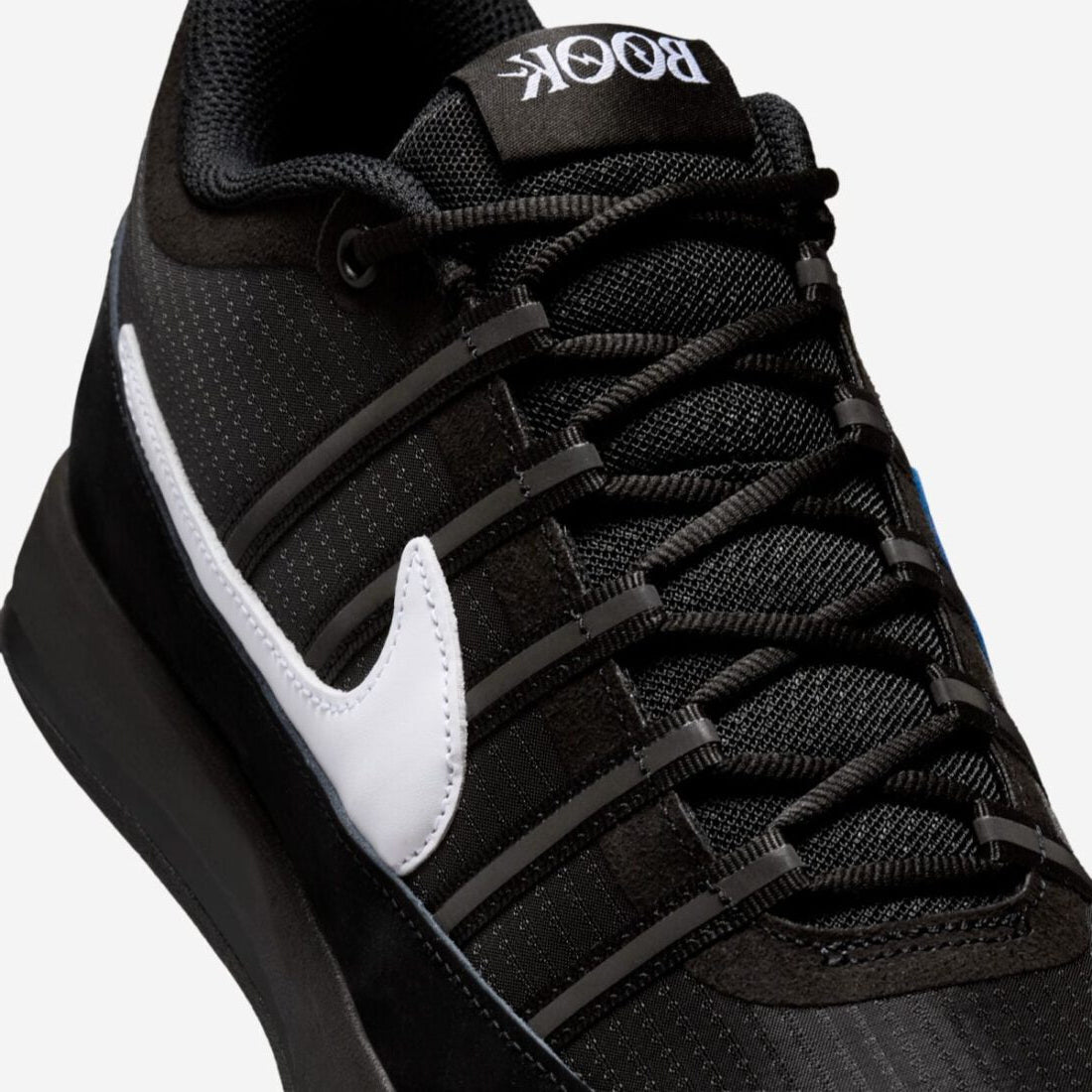 Nike Book 2 Fragment avec tige en textile technique respirant, renforts synthétiques, détails collaboratifs Fragment Design et semelle extérieure à traction multidirectionnelle.