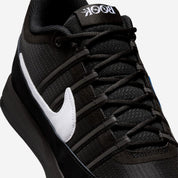 Nike Book 2 Fragment avec tige en textile technique respirant, renforts synthétiques, détails collaboratifs Fragment Design et semelle extérieure à traction multidirectionnelle.