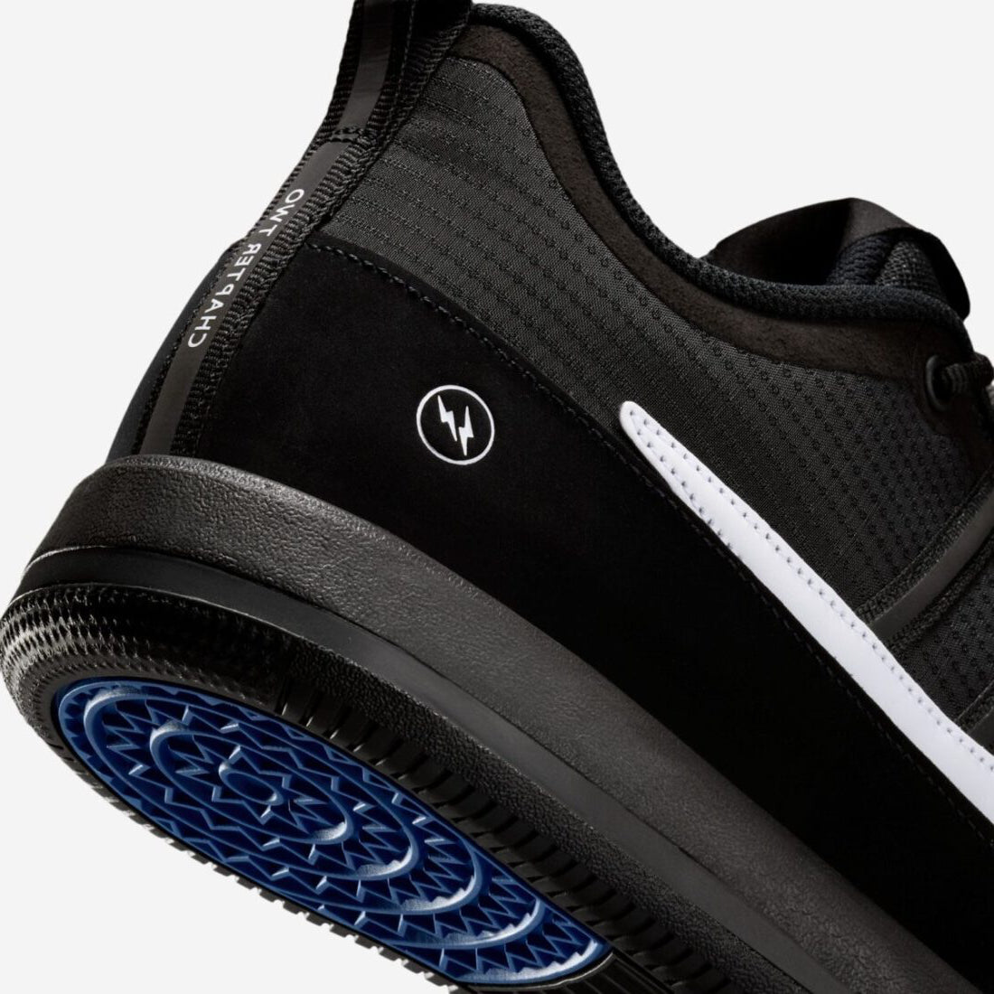 Nike Book 2 Fragment avec tige en textile technique respirant, renforts synthétiques, détails collaboratifs Fragment Design et semelle extérieure à traction multidirectionnelle.