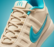 Nike Book 2 Sedona McDonald's avec tige en textile technique, renforts synthétiques, détails colorés inspirés du thème Sedona McDonald's et semelle extérieure à traction multidirectionnelle.