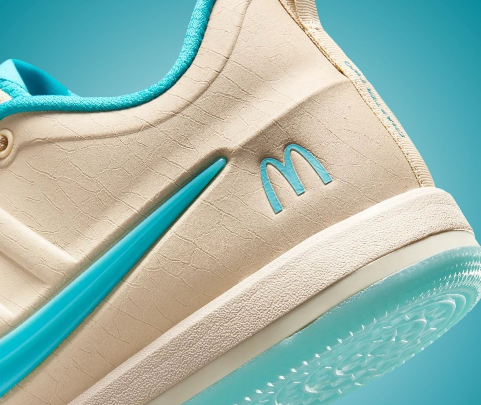 Nike Book 2 Sedona McDonald's avec tige en textile technique, renforts synthétiques, détails colorés inspirés du thème Sedona McDonald's et semelle extérieure à traction multidirectionnelle.
