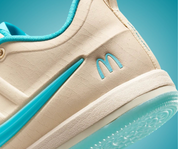 Nike Book 2 Sedona McDonald's avec tige en textile technique, renforts synthétiques, détails colorés inspirés du thème Sedona McDonald's et semelle extérieure à traction multidirectionnelle.