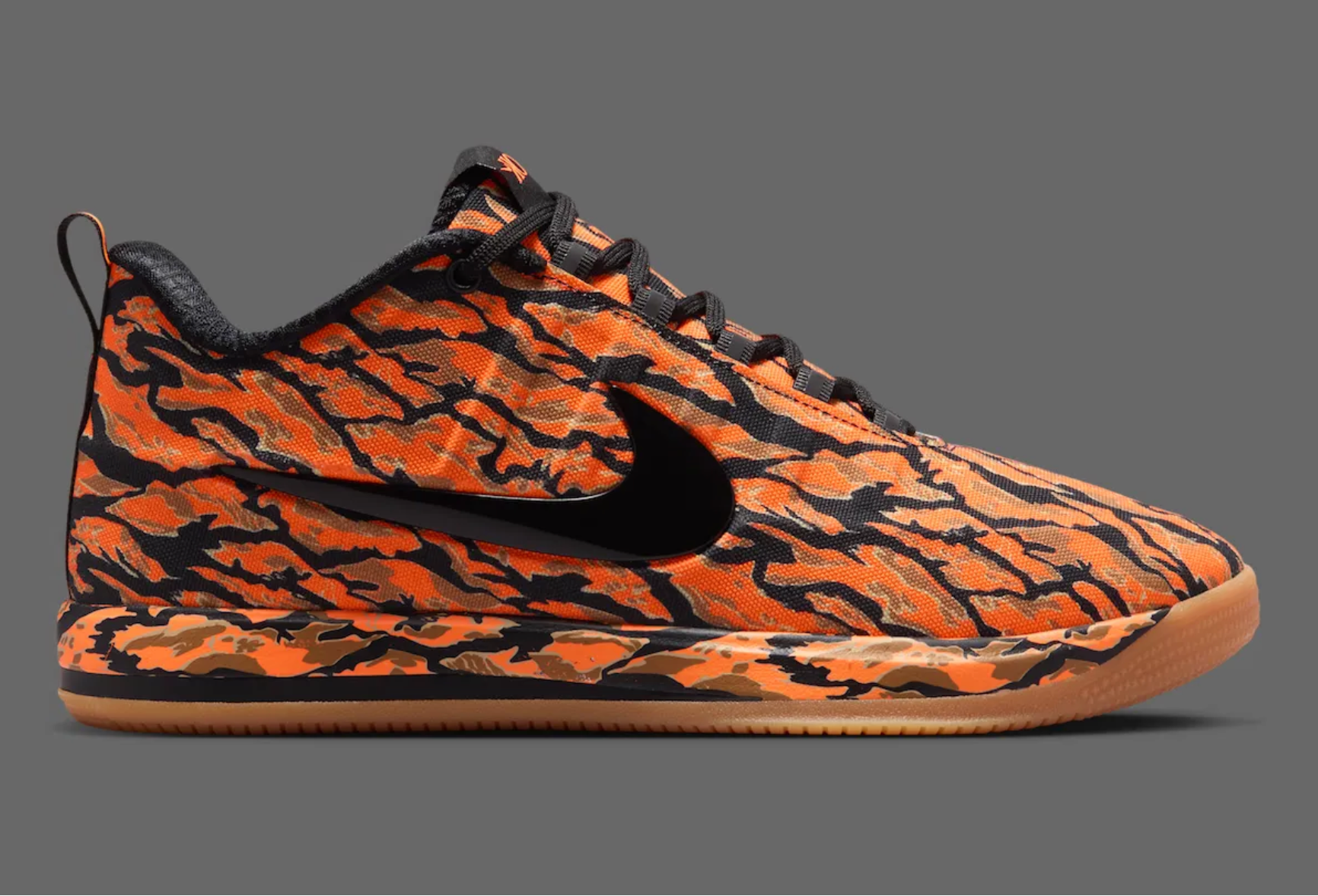 Nike Book 2 Tiger Camo, chaussure signature Devin Booker avec motif Tiger Camo, tige légère et amorti réactif.
