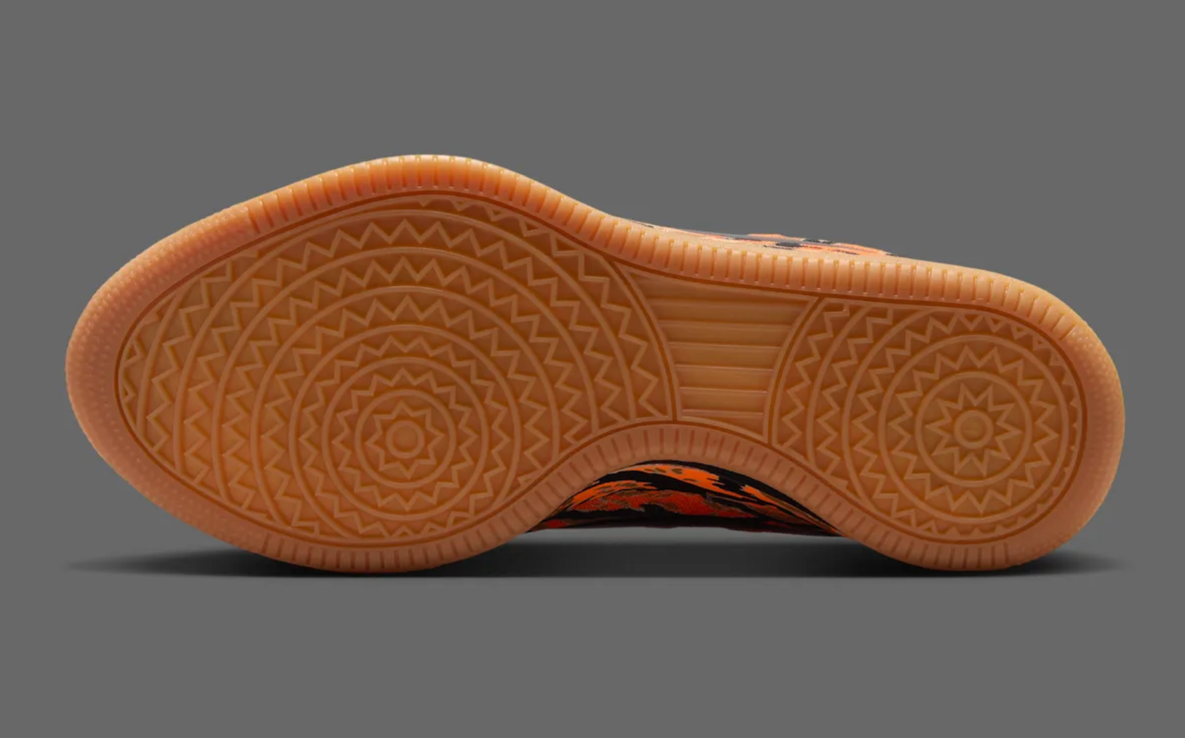 Nike Book 2 Tiger Camo, chaussure signature Devin Booker avec motif Tiger Camo, tige légère et amorti réactif.