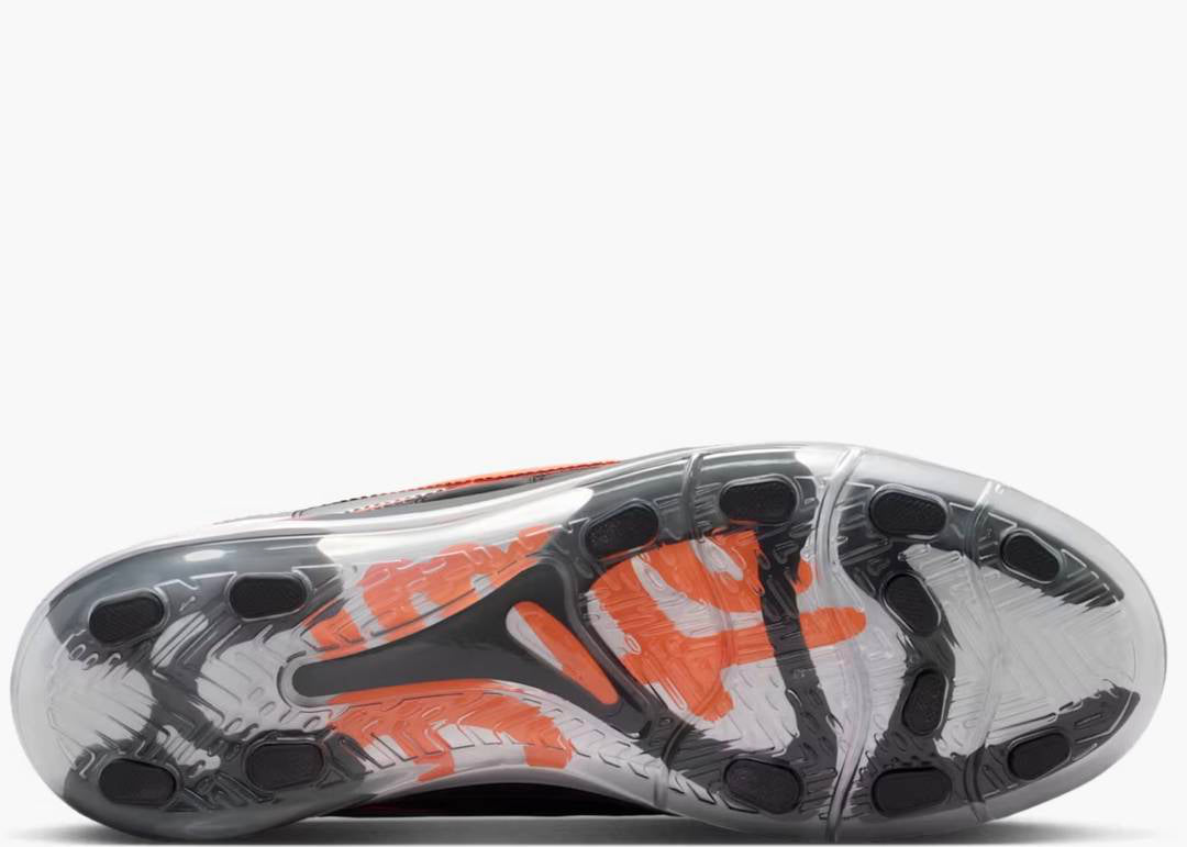 Nike Cryoshot Mercurial Vapor R9 Patta avec design inspiré des crampons Mercurial de Ronaldo et semelle Cryoshot futuriste.