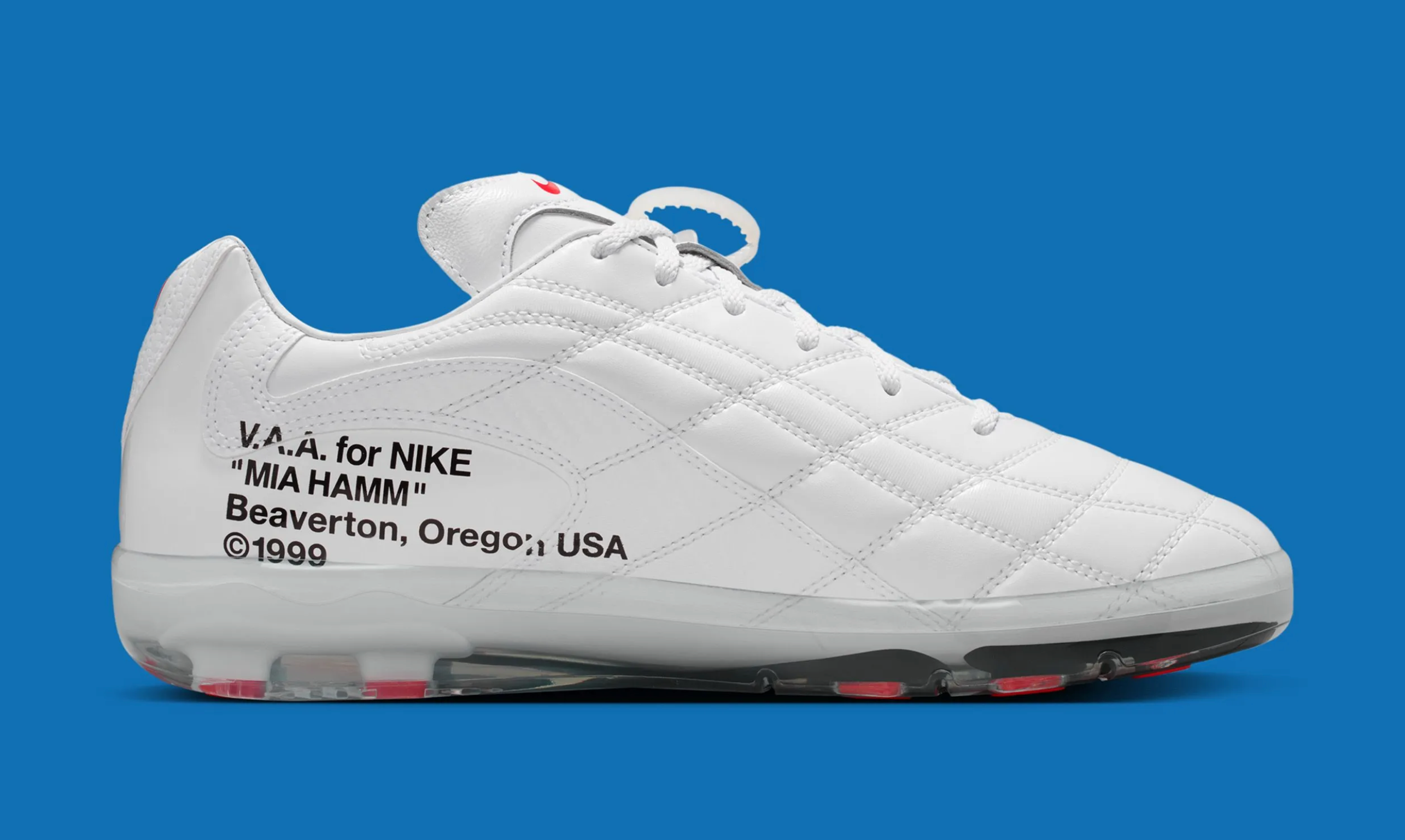 Sneaker Nike Cryoshot Zoom M9 Virgil Abloh Archives avec matériaux techniques translucides, amorti Zoom Air et design futuriste déstructuré.