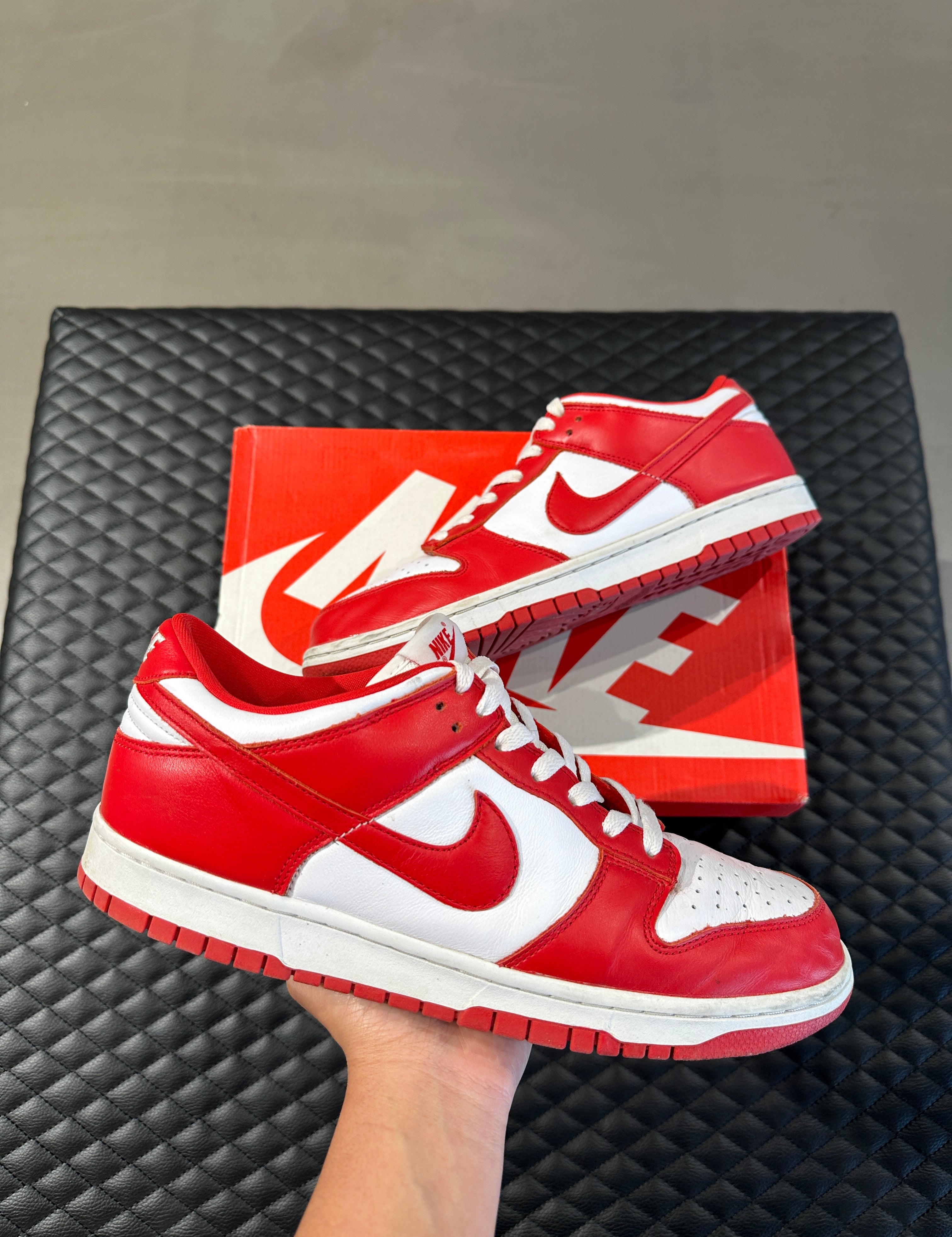 Nike Dunk Low SP St. John’s d’occasion, cuir rouge et blanc, silhouette basse classique, sneaker en bon état général.