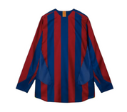 Nike FC Barcelona 2005 Reissue Replica L/S Jersey, maillot rétro du Barça bleu et grenat à manches longues avec détails jaunes.