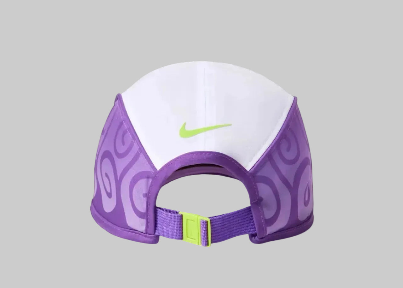 Purple Venom, casquette blanche Nike avec détails violets inspirés de la collaboration One Piece.