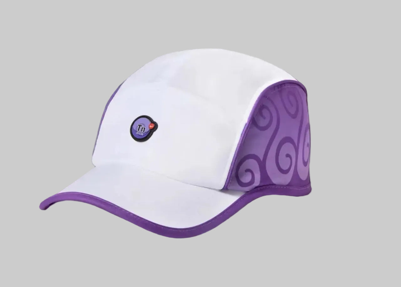 Purple Venom, casquette blanche Nike avec détails violets inspirés de la collaboration One Piece.