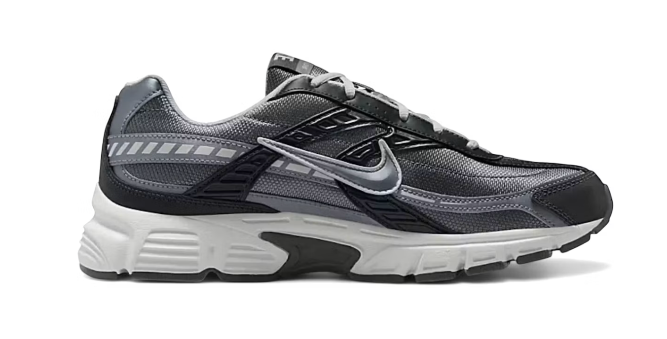 Nike Initiator Anthracite Metallic Cool Grey IB3083-001 avec tige en mesh gris anthracite, détails argentés et silhouette rétro-running multicouche.