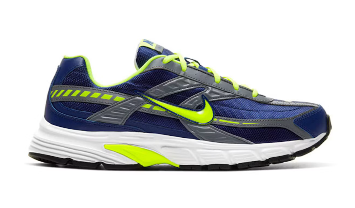 Nike Initiator Deep Royal Blue Volt 394055-400 avec tige textile bleu profond, détails Volt et Cool Grey et silhouette rétro-running.