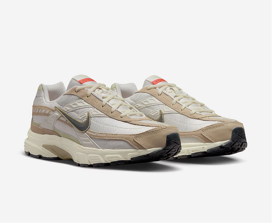 Nike Initiator Light Bone Cargo Khaki beige et kaki avec empeigne en mesh respirant, renforts synthétiques et semelle épaisse amortissante.