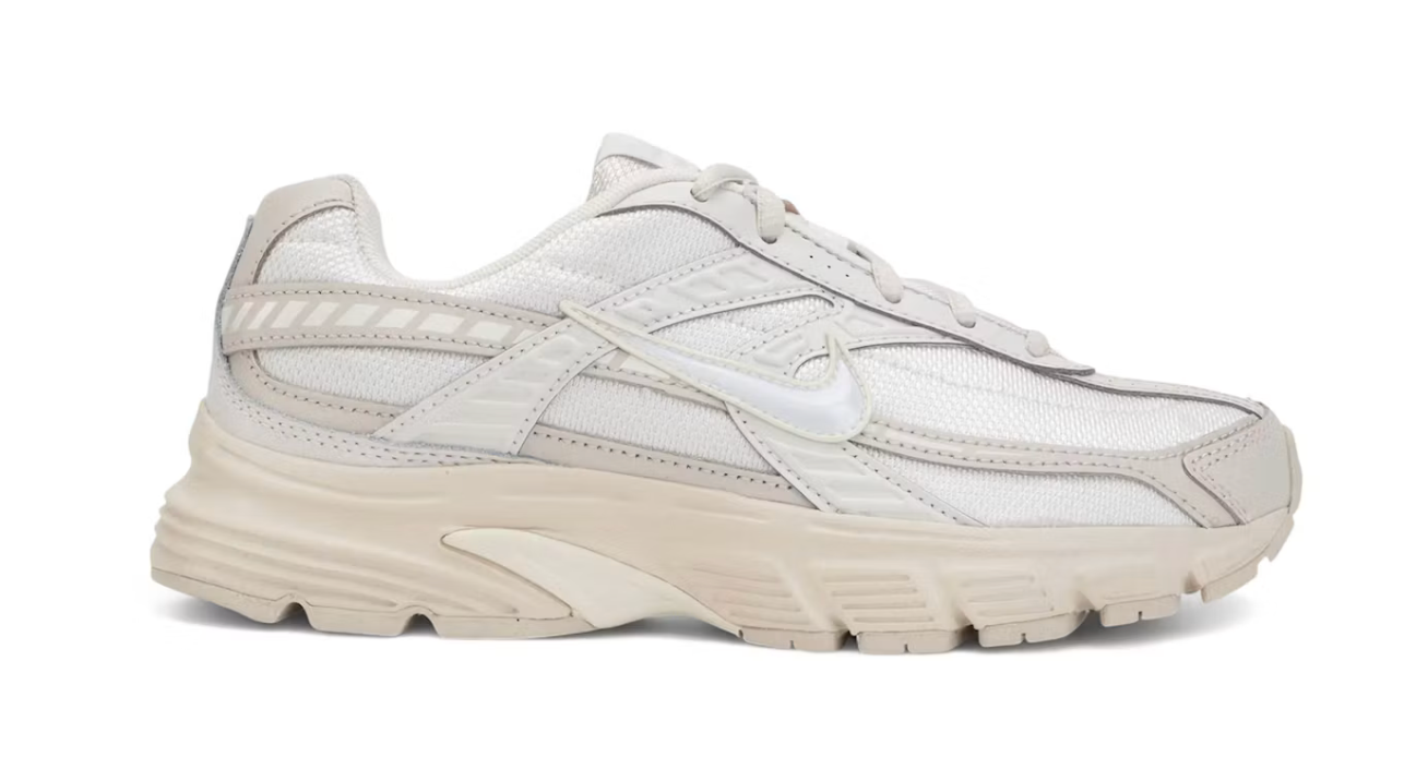 Nike Initiator Light Orewood Brown Phantom Sail 394053-103 avec tige beige et crème, empiècements structurés et semelle rétro-running.