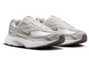 Nike Initiator Phantom Light Bone Sail Mink Brown IB4339-001 avec tige crème et beige, détails bruns et silhouette rétro-running multicouche vue de 3/4 face. 
