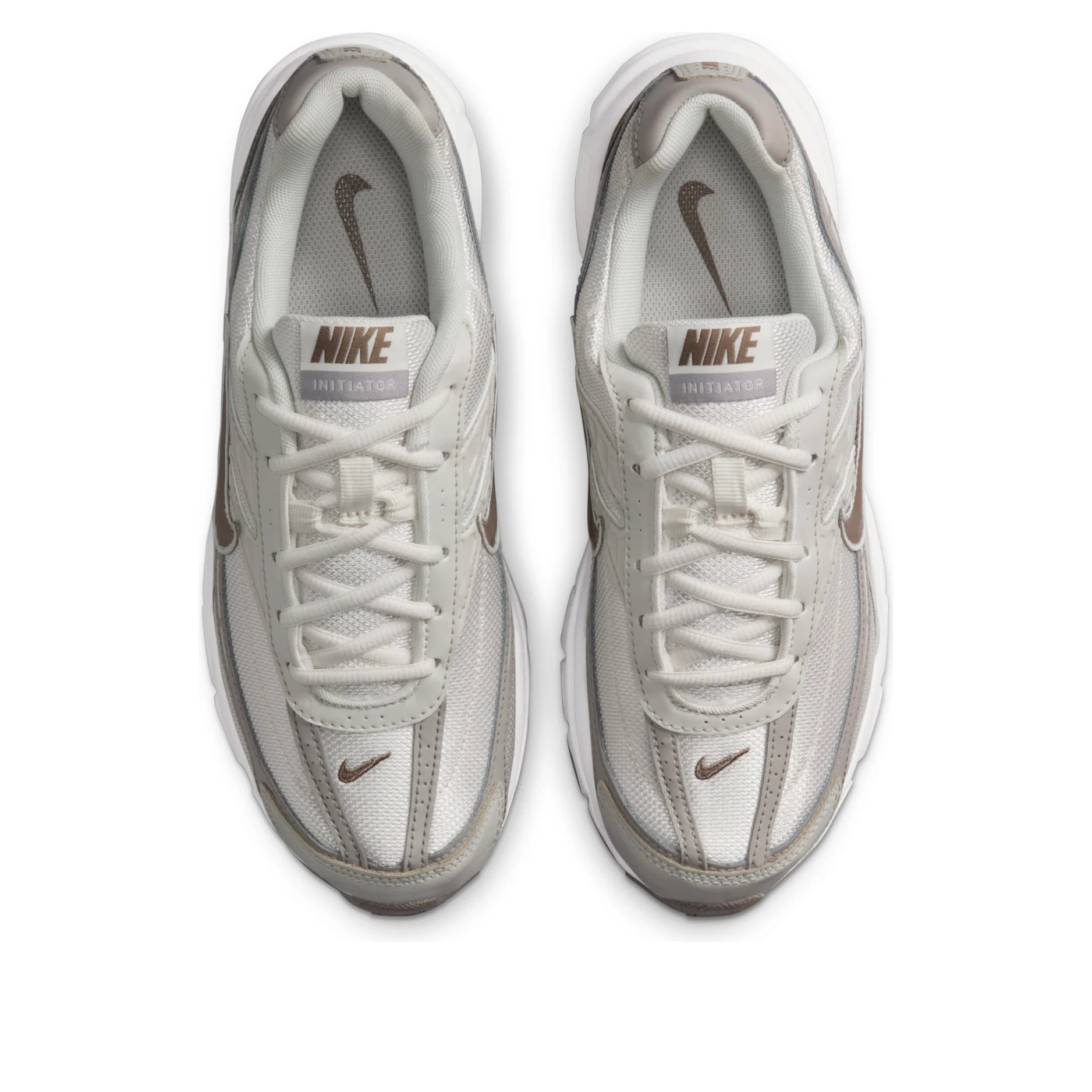 Nike Initiator Phantom Light Bone Sail Mink Brown IB4339-001 avec tige crème et beige, détails bruns et silhouette rétro-running multicouche vue du dessus.