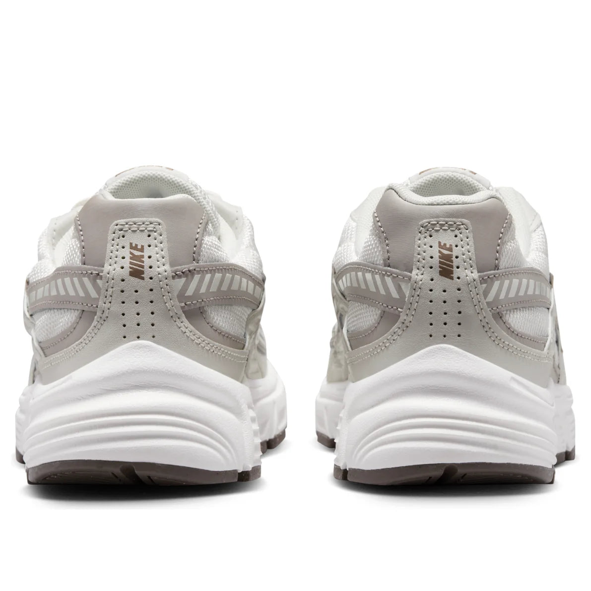 Nike Initiator Phantom Light Bone Sail Mink Brown IB4339-001 avec tige crème et beige, détails bruns et silhouette rétro-running multicouche vue de derrière.