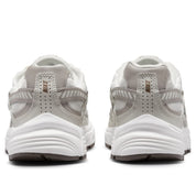 Nike Initiator Phantom Light Bone Sail Mink Brown IB4339-001 avec tige crème et beige, détails bruns et silhouette rétro-running multicouche vue de derrière.