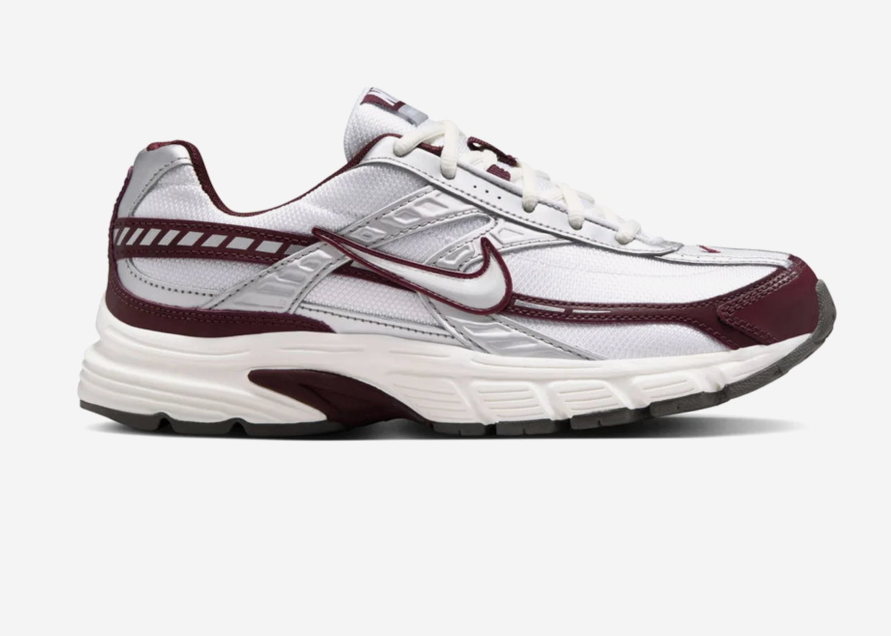 Nike Initiator White Sail Burgundy avec tige blanche et crème en mesh, empiècements structurés et détails bordeaux.