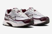 Nike Initiator White Sail Burgundy avec tige blanche et crème en mesh, empiècements structurés et détails bordeaux.