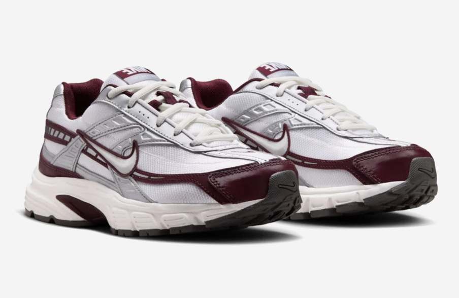 Nike Initiator White Sail Burgundy avec tige blanche et crème en mesh, empiècements structurés et détails bordeaux.