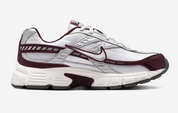 Nike Initiator White Sail Burgundy avec tige blanche et crème en mesh, empiècements structurés et détails bordeaux.