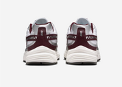 Nike Initiator White Sail Burgundy avec tige blanche et crème en mesh, empiècements structurés et détails bordeaux.