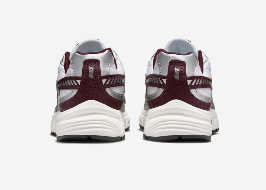 Nike Initiator White Sail Burgundy avec tige blanche et crème en mesh, empiècements structurés et détails bordeaux.