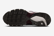 Nike Initiator White Sail Burgundy avec tige blanche et crème en mesh, empiècements structurés et détails bordeaux.