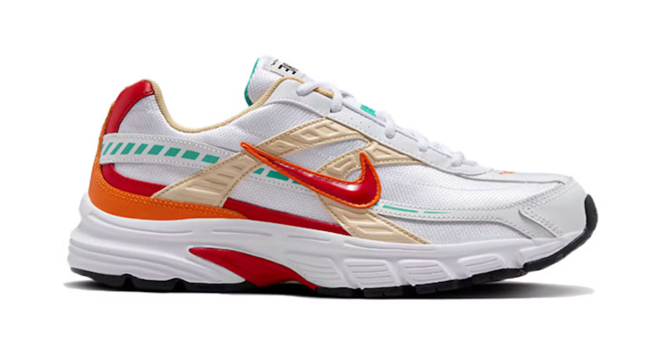 Nike Initiator White Universtiy Red avec tige blanche en mesh, empiècements structurés, détails rouges et semelle rétro-running.