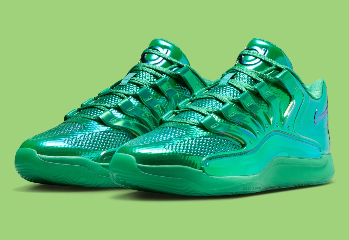 Nike KD 18 LX All-Star Warning Label avec tige Stadium Green brillante, Swoosh métallique, lace charm Grim Reaper, amorti Air Zoom et semelle extérieure en caoutchouc.