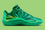Nike KD 18 LX All-Star Warning Label avec tige Stadium Green brillante, Swoosh métallique, lace charm Grim Reaper, amorti Air Zoom et semelle extérieure en caoutchouc.