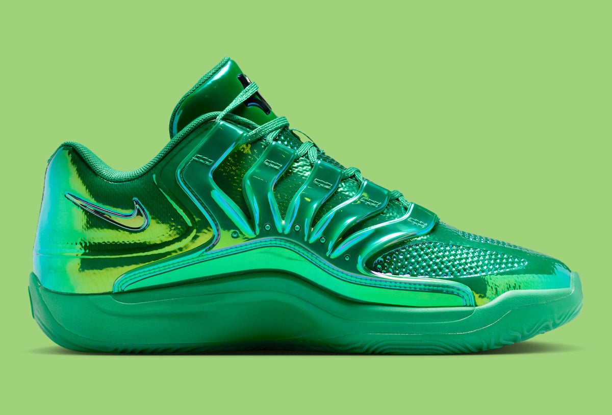 Nike KD 18 LX All-Star Warning Label avec tige Stadium Green brillante, Swoosh métallique, lace charm Grim Reaper, amorti Air Zoom et semelle extérieure en caoutchouc.