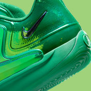 Nike KD 18 LX All-Star Warning Label avec tige Stadium Green brillante, Swoosh métallique, lace charm Grim Reaper, amorti Air Zoom et semelle extérieure en caoutchouc.