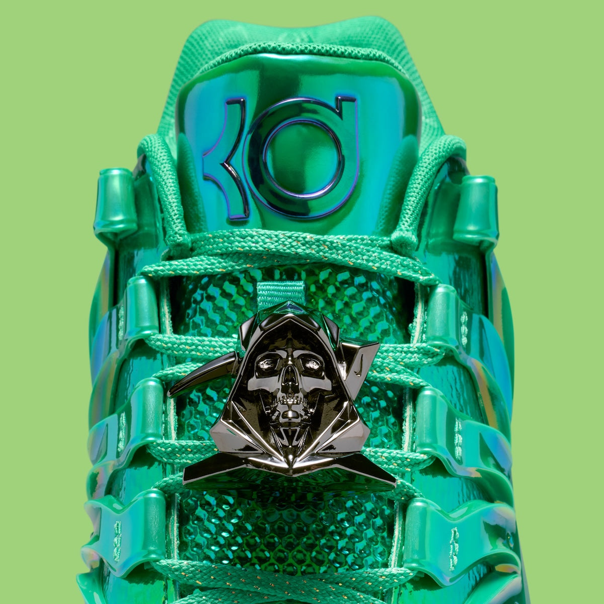 Nike KD 18 LX All-Star Warning Label avec tige Stadium Green brillante, Swoosh métallique, lace charm Grim Reaper, amorti Air Zoom et semelle extérieure en caoutchouc.