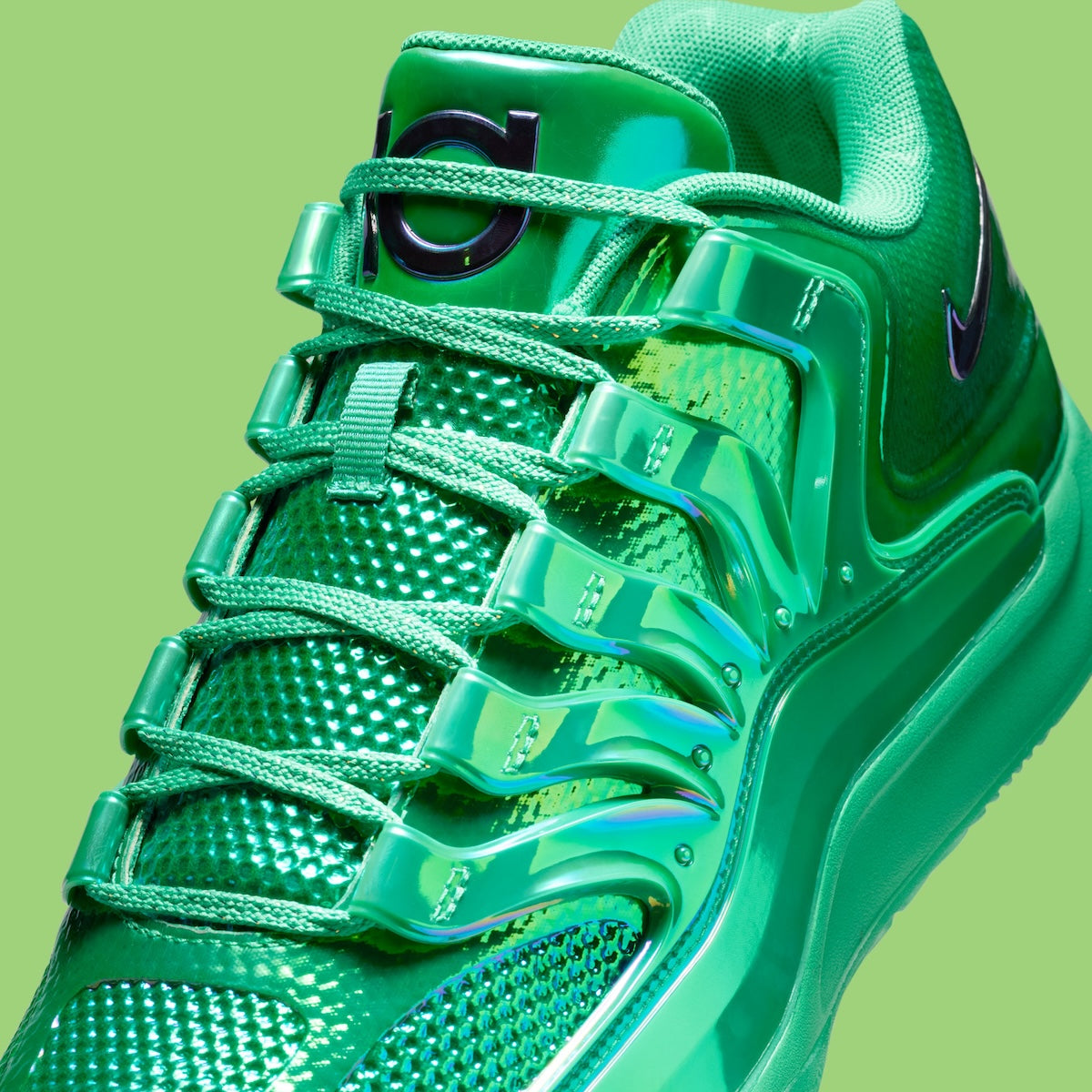 Nike KD 18 LX All-Star Warning Label avec tige Stadium Green brillante, Swoosh métallique, lace charm Grim Reaper, amorti Air Zoom et semelle extérieure en caoutchouc.