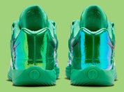Nike KD 18 LX All-Star Warning Label avec tige Stadium Green brillante, Swoosh métallique, lace charm Grim Reaper, amorti Air Zoom et semelle extérieure en caoutchouc.