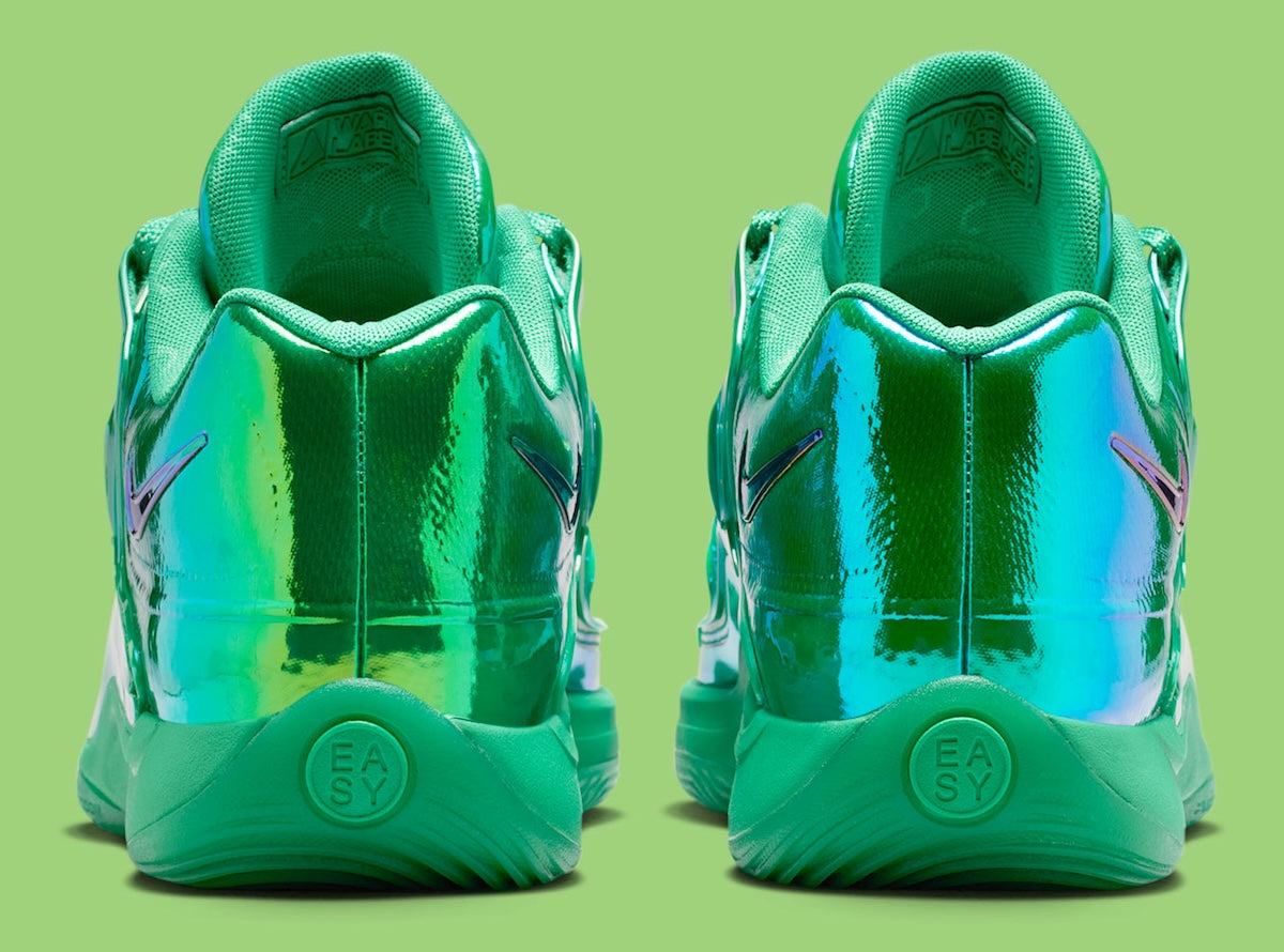 Nike KD 18 LX All-Star Warning Label avec tige Stadium Green brillante, Swoosh métallique, lace charm Grim Reaper, amorti Air Zoom et semelle extérieure en caoutchouc.