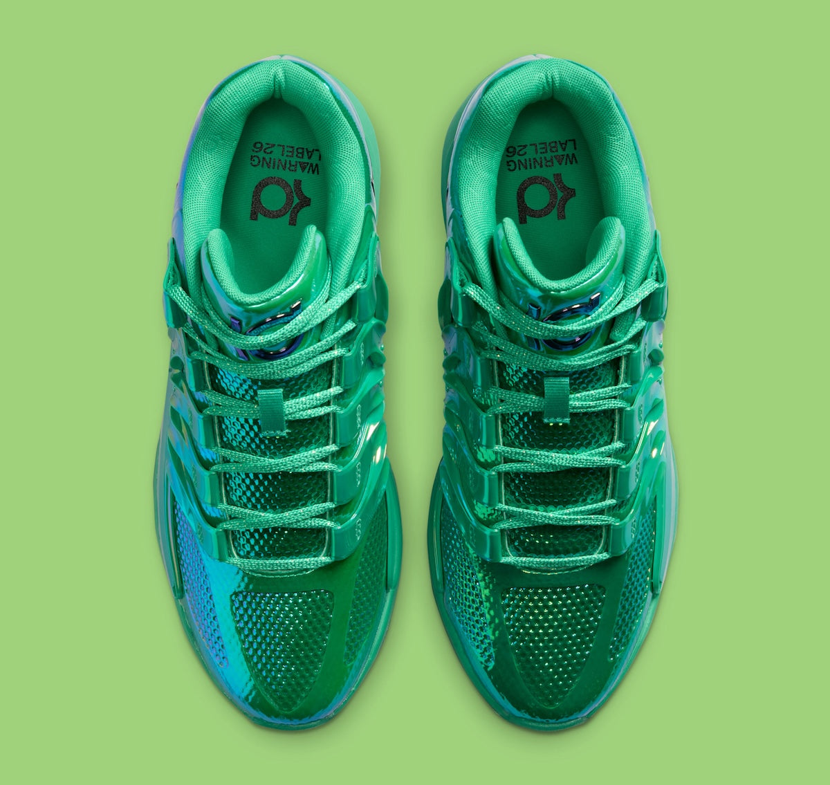 Nike KD 18 LX All-Star Warning Label avec tige Stadium Green brillante, Swoosh métallique, lace charm Grim Reaper, amorti Air Zoom et semelle extérieure en caoutchouc.